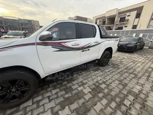 Toyota Hilux 2021 White