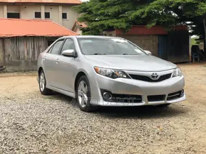 Toyota Camry SE 4dr Sedan (2.5L 4cyl 6A) 2014 Silver