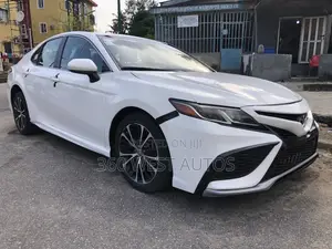 Toyota Camry SE FWD (2.5L 4cyl 8AM) 2018 White