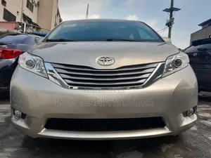 Toyota Sienna 2015 Gold