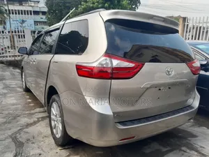 Toyota Sienna 2015 Gold