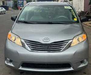 Toyota Sienna XLE AWD 7-Passenger 2013 Silver