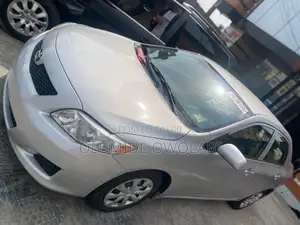 Toyota Corolla LE 4dr Sedan (1.8L 4cyl 4A) 2010 Silver