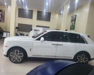 Rolls-Royce Cullinan Black Badge 2022 White