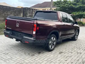 Honda Ridgeline RTL FWD Crew Cab 125.2 in. WB 2017 Red