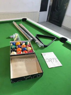 Classy 8ft Pool Table in Excellent Shape