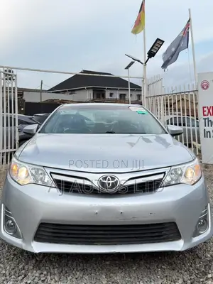 Toyota Camry XLE 4dr Sedan (2.5L 4cyl 6A) 2012 Silver