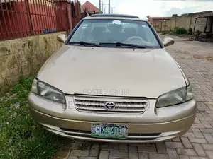 Toyota Camry LE 4dr Sedan (2.2L 4cyl 4A) 2000 Gold