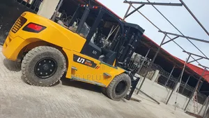 Un Series N100 Diesel Forklift,