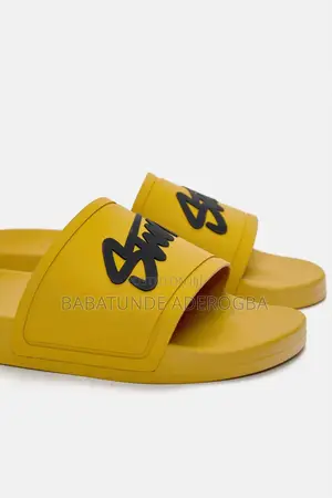 Pull Bear STWD Sliders in Yellow