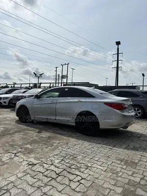Hyundai Sonata Limited Sedan FWD (2.4L 4cyl 6A) 2011 Silver