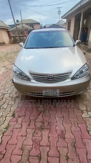 Toyota Camry XLE 4dr Sedan (2.4L 4cyl 5A) 2005 Gold