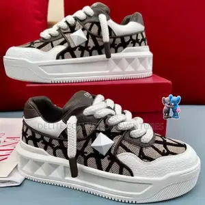 New Valentino Garavani Low-Top Calfskin With One Stud (White) SNKS
