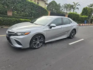 Toyota Camry 2018 Silver
