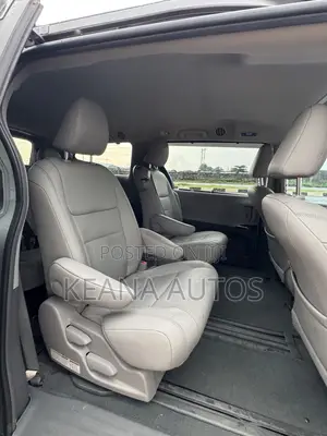 Toyota Sienna XLE 7 Passenger (3.5L 6cyl 6A) 2016 Silver