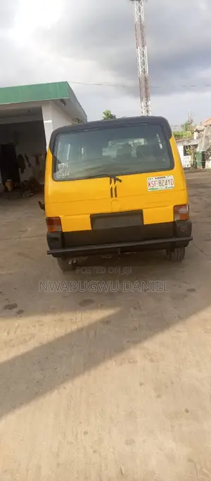 Volkswagen Transporter 2002 Yellow