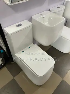 White Ceramic Water Closet Toilet With Tank and Bow
