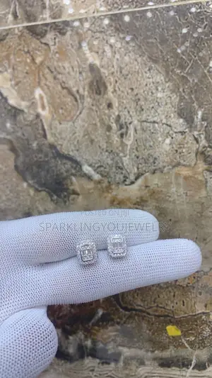 Moissainte Diamond Replica Earring for Guys, Active on Tester