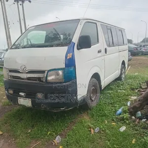 Toyota HiAce 2010 White