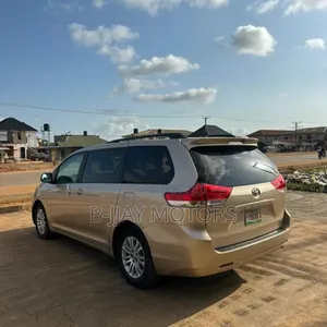 Toyota Sienna XLE 7-Passenger 4dr Minivan AWD (3.5L 6cyl 6A) 2014 Gold