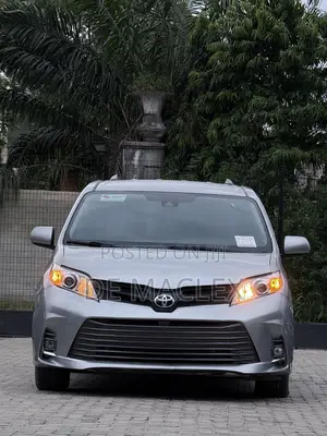 Toyota Sienna LE AWD 2019 Silver