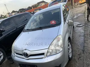 Toyota Verso 1.8 2010 Silver