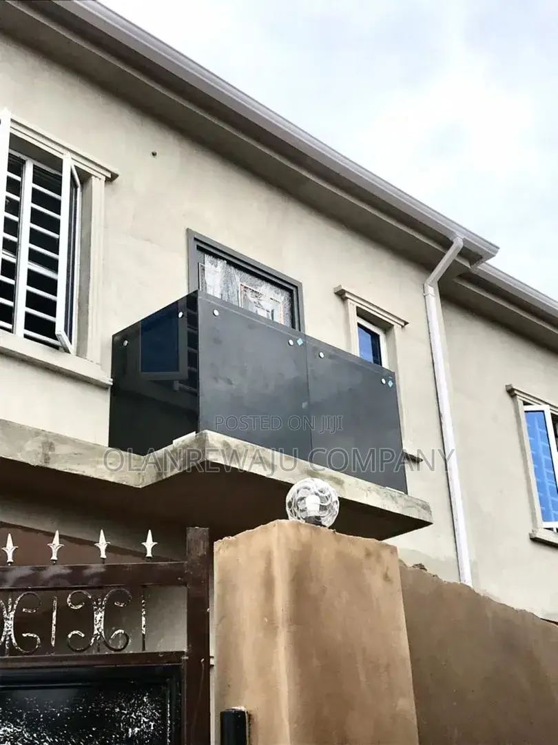 Frameless Glass Disgn