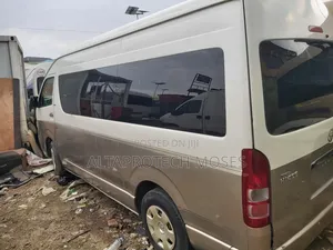 Toyota HiAce 2016 White