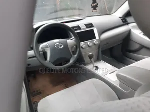 Toyota Camry LE 4dr Sedan (2.5L 4cyl 6A) 2011 Silver