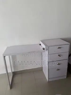Foldable Nail Tech Table