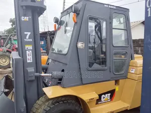 Clean Cat 7 Ton Forklift for Sale