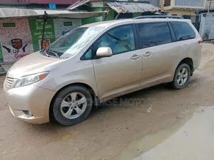 Toyota Sienna 2010 Gold