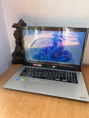 Laptop Toshiba Satellite L70 8GB Intel Core i5 HDD 1T