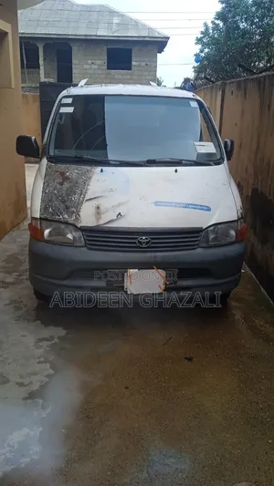 Toyota HiAce 2005 White