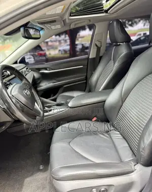 Toyota Camry SE FWD (2.5L 4cyl 8AM) 2018 White