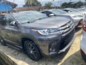 Toyota Highlander SE 4x2 V6 (3.5L 6cyl 8A) 2018 Brown