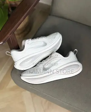 Vomero Plus “White“ Now Available in Stores