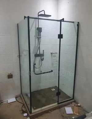 10mm Tempered Glass Shower Cubicle With Black Accessories