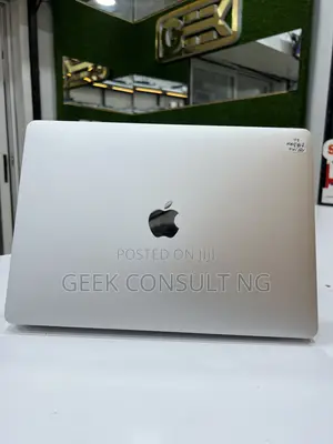 Laptop Apple MacBook Pro 2022 M2 8GB Apple M2 SSD 256GB