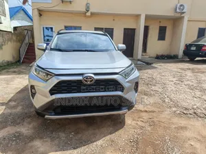 Toyota RAV4 XLE AWD 2019 Silver