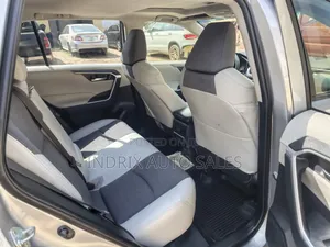 Toyota RAV4 XLE AWD 2019 Silver