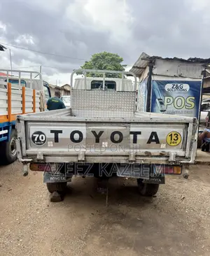 Toyota Dyna Truck Normal Hand Followed Come Bucket Petrol Engine