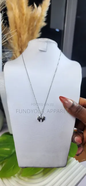 Bowtie Beauty Fashion Chain