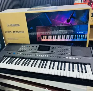 PSR -E583 Yamaha Piano Complete 61 Keys Synthesizer Workstation.
