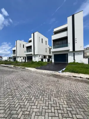 Furnished 5bdrm Duplex in Vgc for sale
