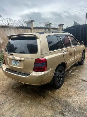 Toyota Highlander Base FWD 2004 Gold