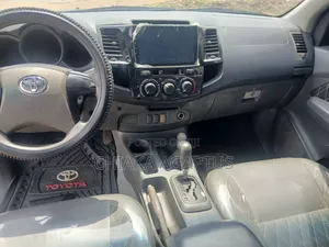 Toyota Hilux 2014 Black