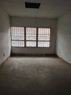 Ground Floor: 100sqm
 12m
Agency Fee: 10%
Legal Fee: 10%
Re