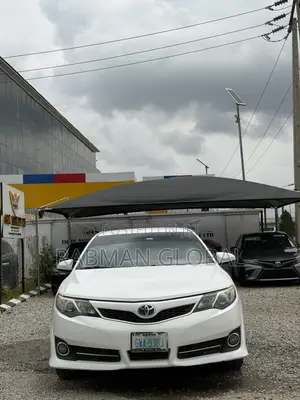 Toyota Camry SE 4dr Sedan (2.5L 4cyl 6A) 2013 White