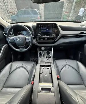 Toyota Highlander XLE 2022 Gray